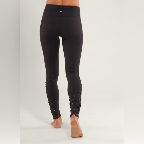Lululemon turn around size 2 reversible black leggings. Good condition. ruching - Picture 3 of 12